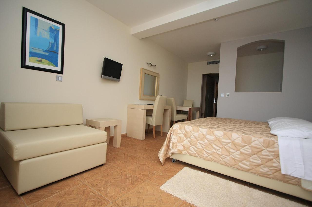 Aparthotel Natalia Podgora Exteriör bild