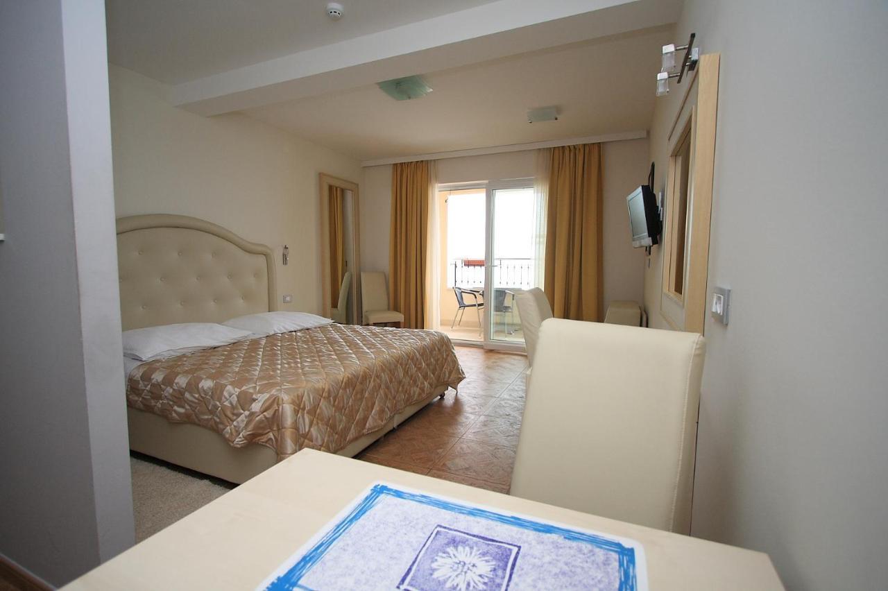 Aparthotel Natalia Podgora Exteriör bild