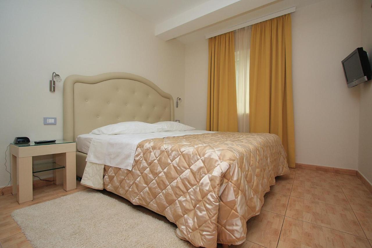Aparthotel Natalia Podgora Exteriör bild