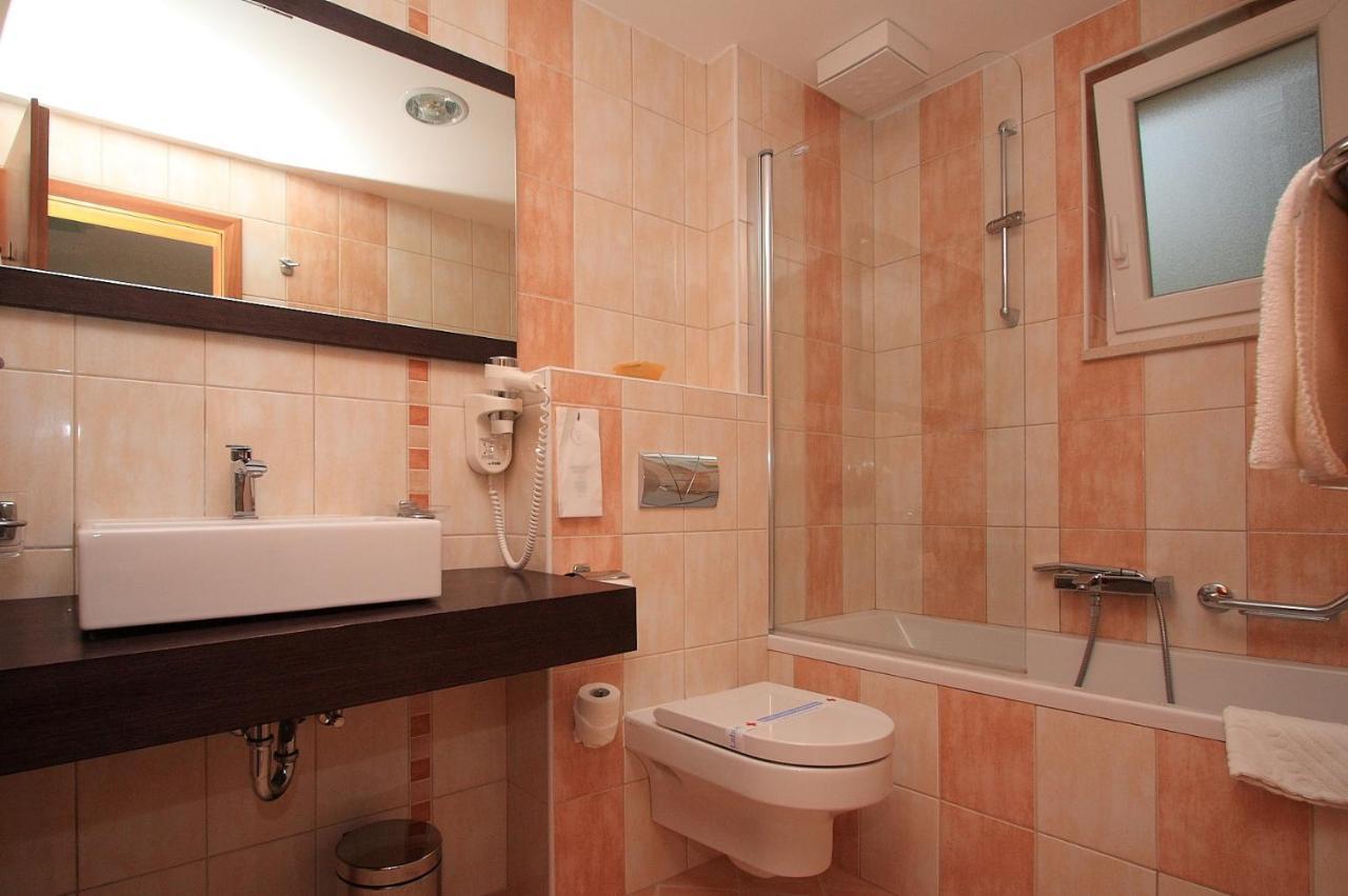 Aparthotel Natalia Podgora Exteriör bild